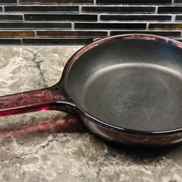 VINTAGE PYREX CORNING 1980s CRANBERRY GLASS VISION VISIONS W/ TEFLON 7” SKILLET - Picture 4 of 12